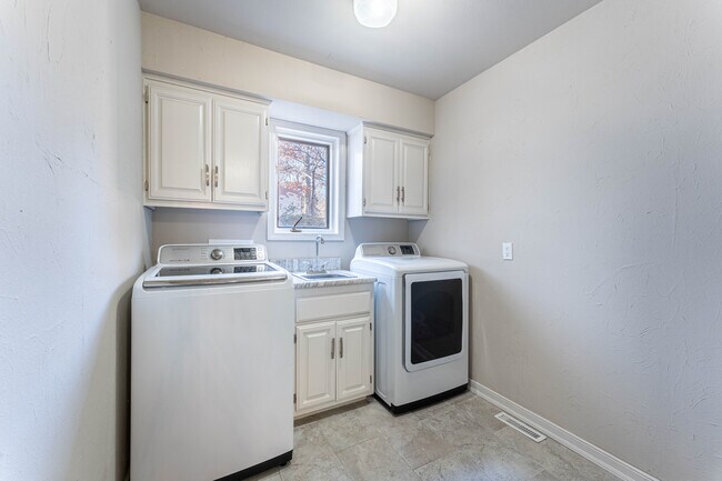 Building Photo - 14 Everleigh Dr