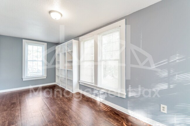 Building Photo - 2056 Moncrief Rd