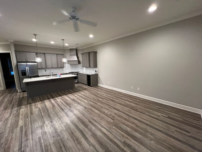 Building Photo - Luxury 3BR/3.5BA Townhome w/ 2-Car Garage in Gated Community