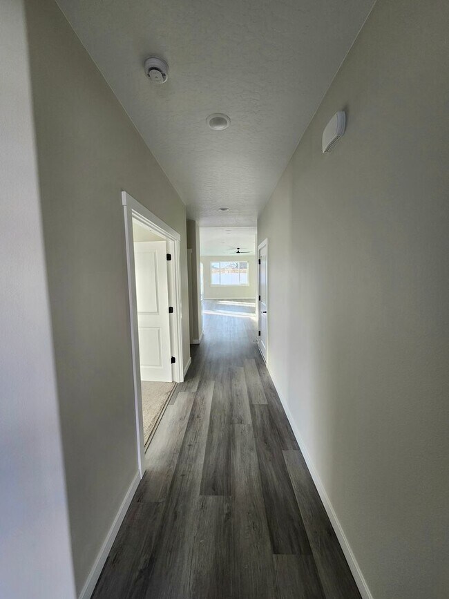 Building Photo - 3 bed, 2 bath- Kennewick Location!