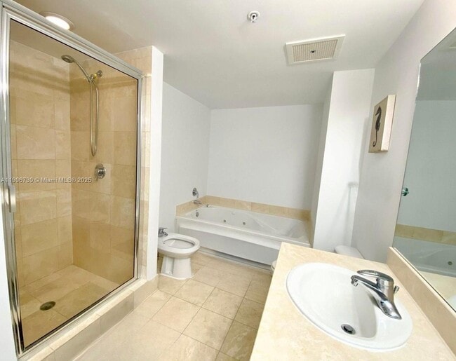 Building Photo - 17375 Collins Ave