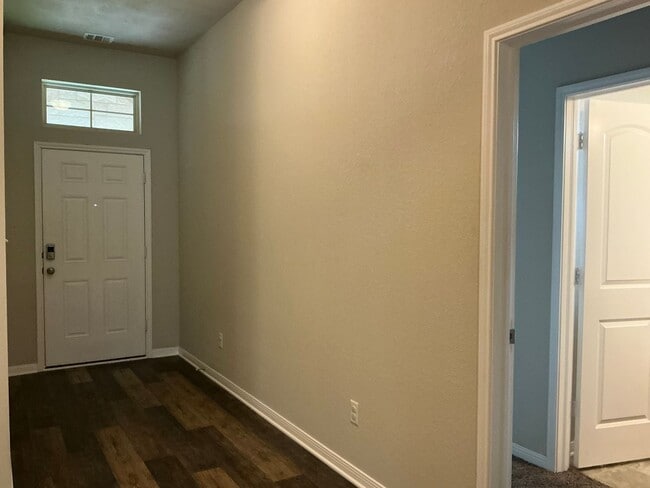 Building Photo - AVAILABLE NOW! 4-Bed 3-bath in Creek Meadows