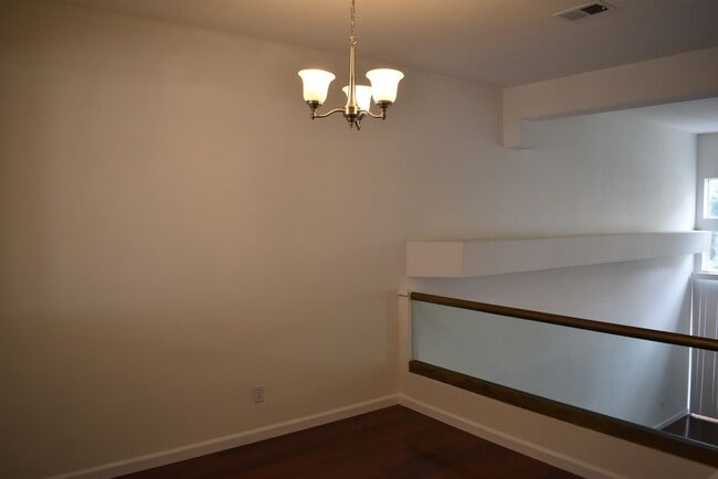 Building Photo - 2 Bed/ 2.5 Bath- Dual Master Townhome in U...