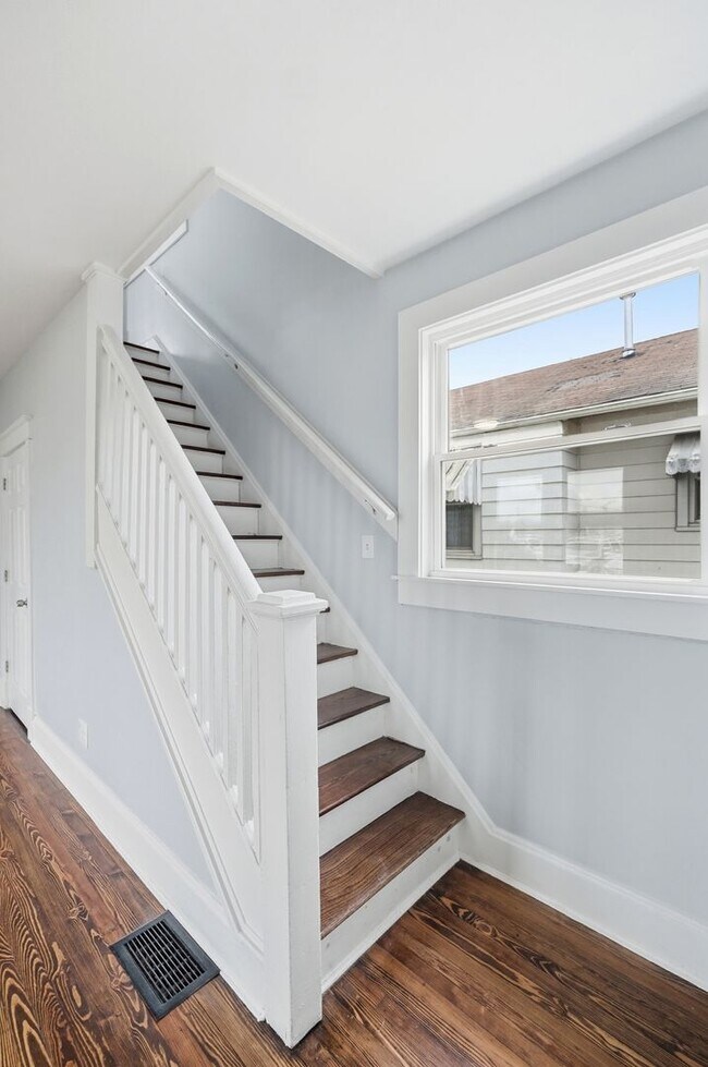 Building Photo - Three Bedroom Home in Hamilton!