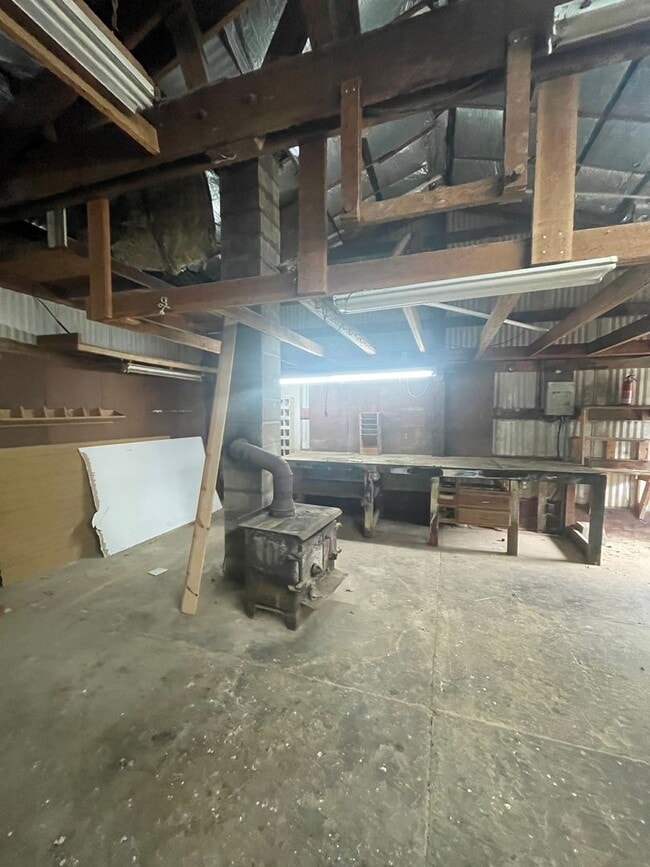 Building Photo - Large Shop