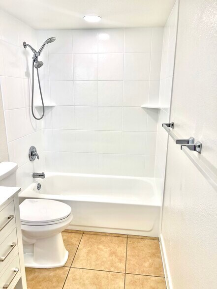 ALL WHITE TUB/SHOWER - 1058 W Flint St