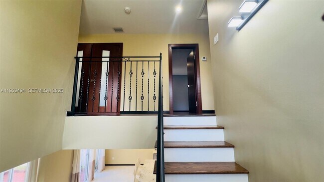 Building Photo - 1094 Redwood St