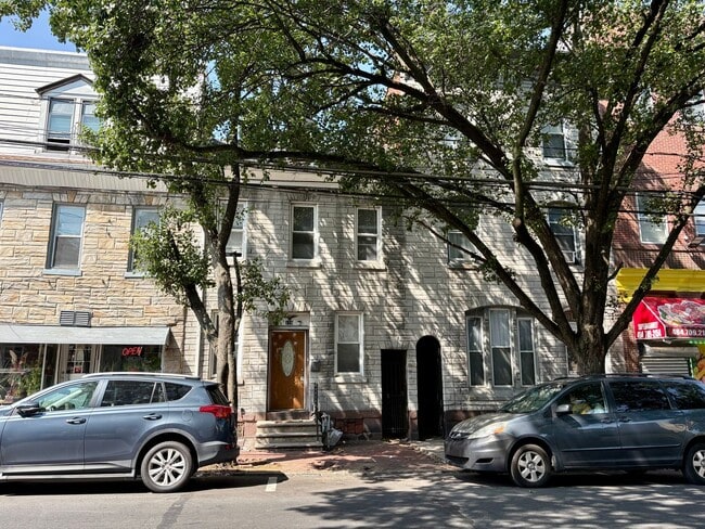 Building Photo - 4 Bedroom 1 Bathroom Rowhome in Reading w/...