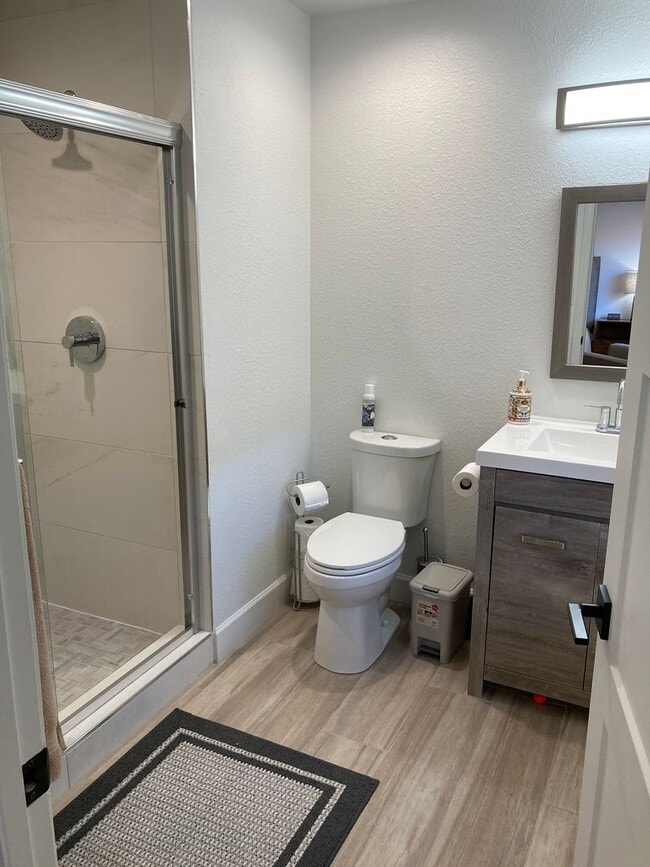 Building Photo - Gorgeous, modern, remodeled, furnished ren...