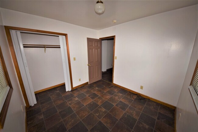Building Photo - 2 bedroom HOUSE For RENT