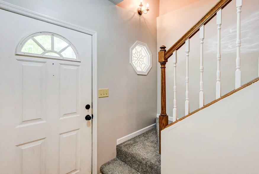 Building Photo - 2103 Creekside Way