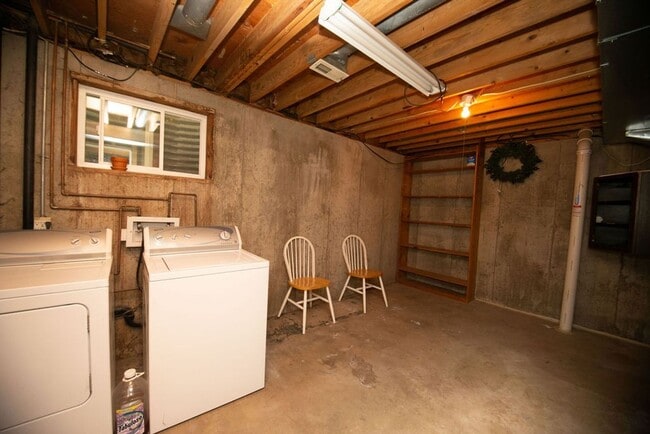 Building Photo - Great 4 bedroom Ranch style home!