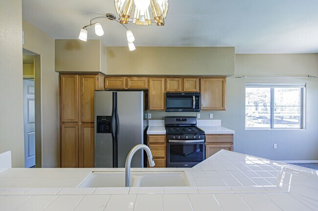 Building Photo - Upstairs condo in gated community