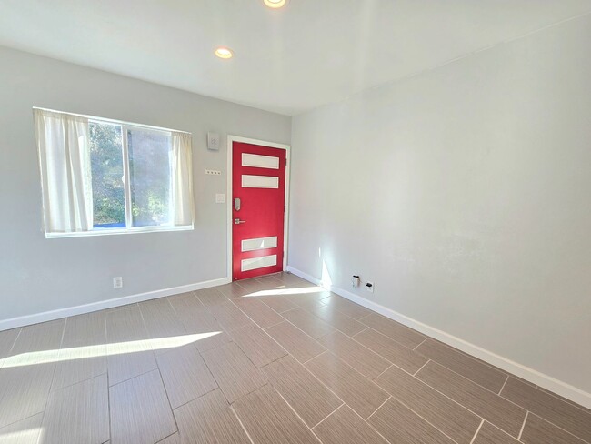 Building Photo - Newly Renovated Gorgeous 1 bedroom, 1 bath...