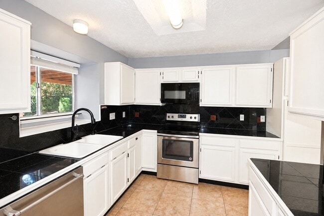 Building Photo - 7126 Buchanan Dr