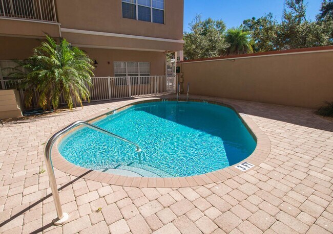 Building Photo - The Palms #102