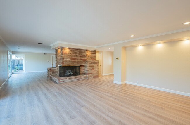 Building Photo - 509 Manor Dr