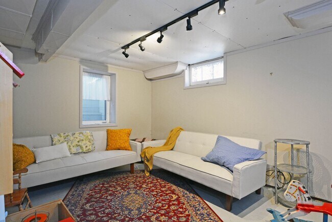 Building Photo - Cozy 2-Bed 2-Bath Home in St. Paul - Available Now!
