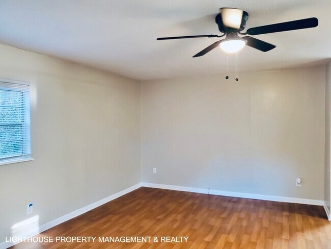 Building Photo - Cozy 2/1 duplex