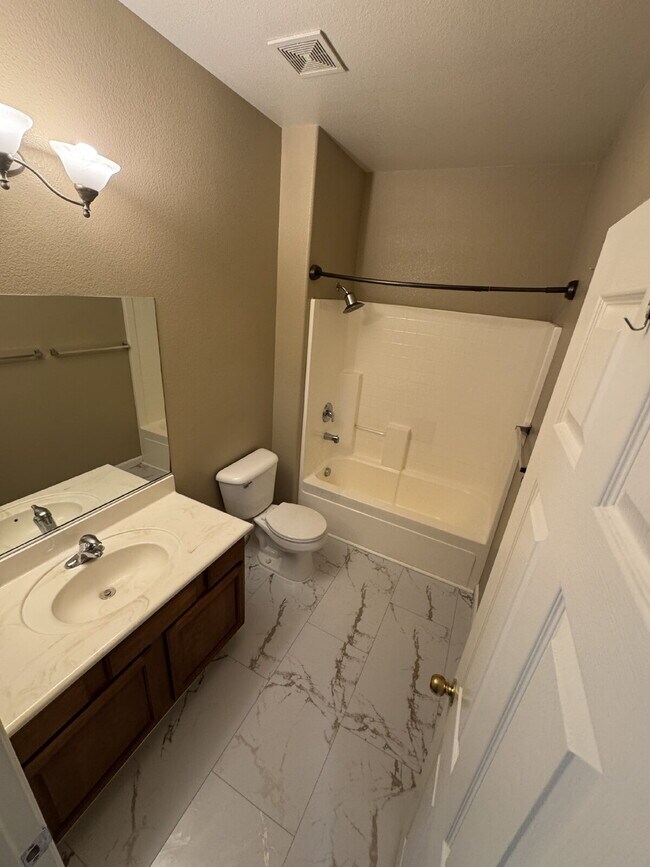 Building Photo - 3 BED, 2 bath, Single Story