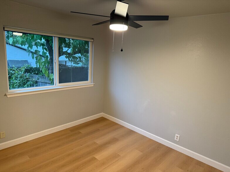 Building Photo - 1000 Figueroa St