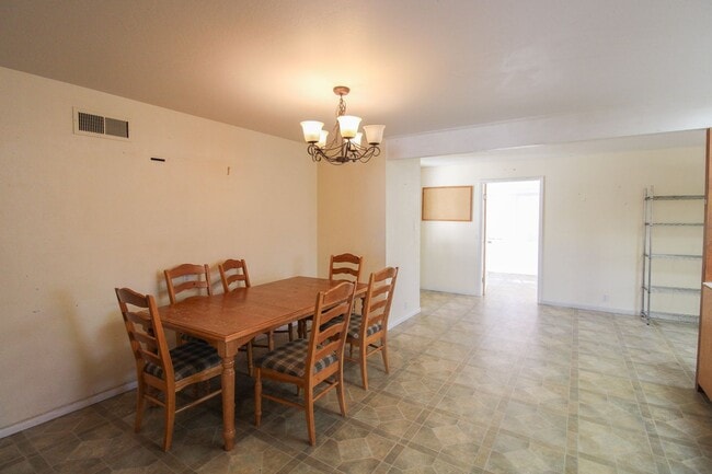 Building Photo - 4 Bedroom House with Large Backyard Near Cal Poly