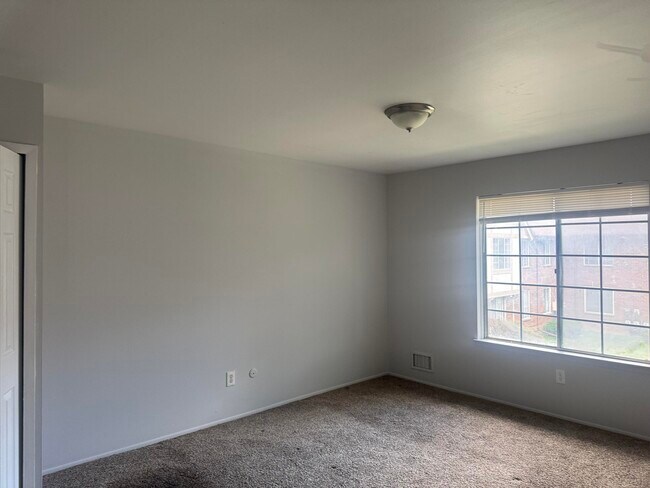 Building Photo - 30284 Southfield Rd