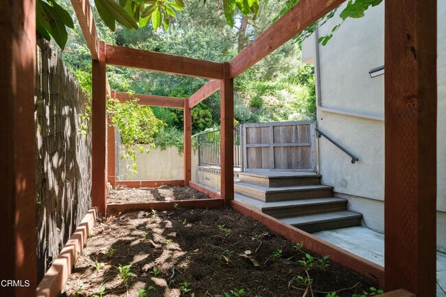 Building Photo - 1721 La Loma Rd