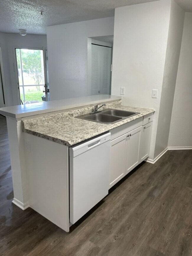 Building Photo - Renovated Two bedroom Two bath condo