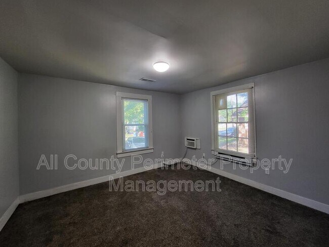Building Photo - 925 Troupe St