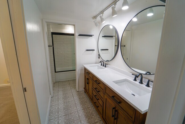 Building Photo - 320 Vía Casitas