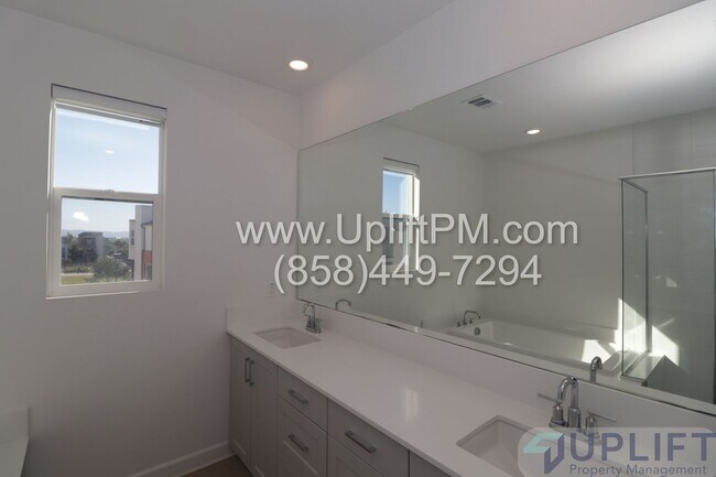 Building Photo - 4 Bed 3.5 Bath Townhome in Chula Vista w/ Washer/Dryer and 2-Car Garage