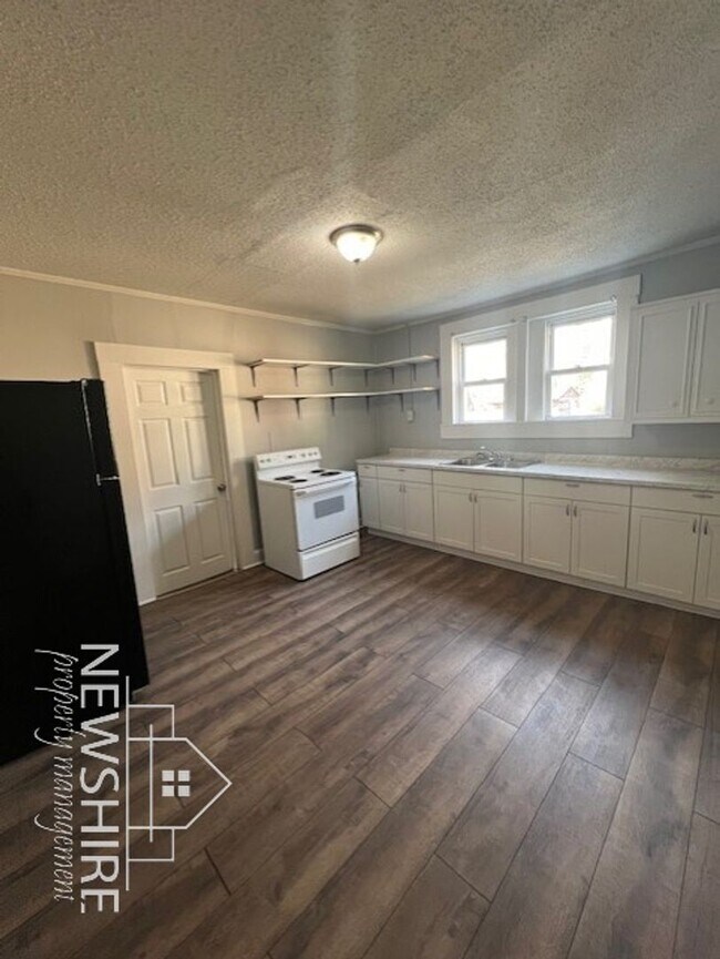 Building Photo - 458 Arch St