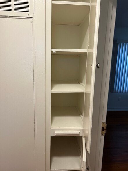 Linen closets - 1712 Barry Ave