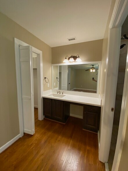 Main bedroom vanity - 1125 Clapper Ct