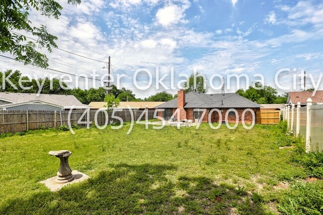 Building Photo - Massive 3BD/2BTH Home Minutes from the Highway.