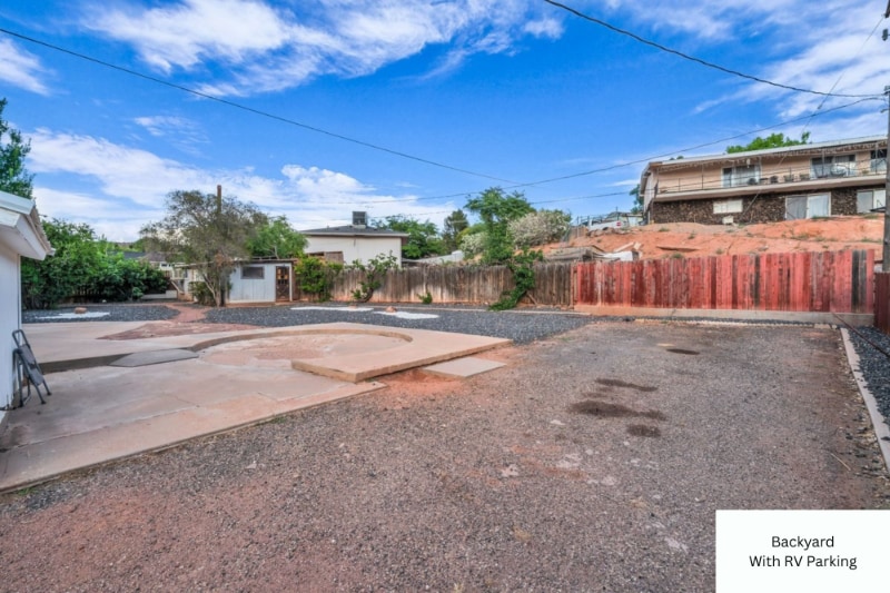Building Photo - 726 N Valley View Dr