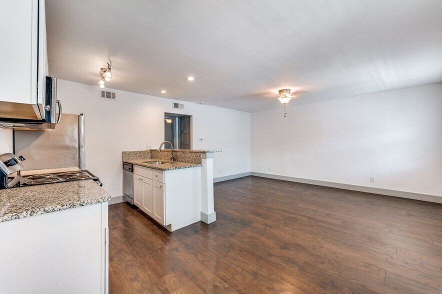 Building Photo - 4633 Fairmount St