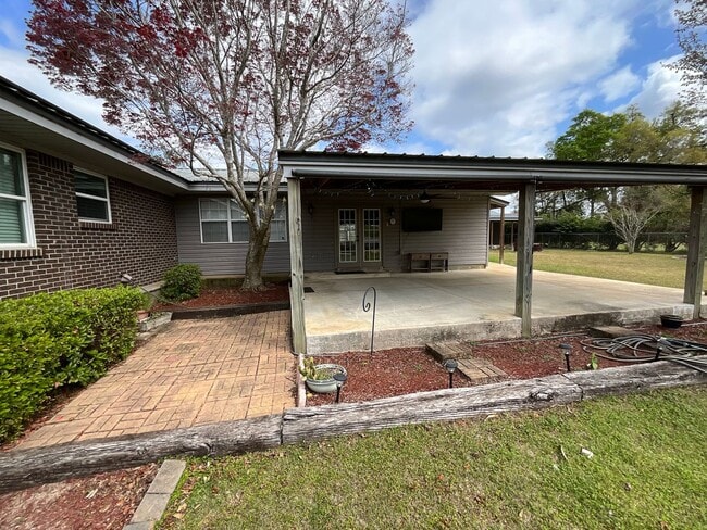 Building Photo - Gorgeous 3/2 Brick Home in Marianna with Bonus Room, Shed, and Fenced Back Yard!