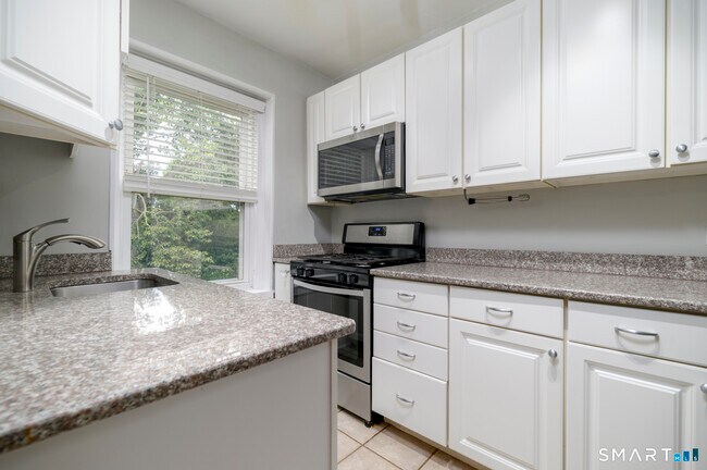 Building Photo - 136 Woodside Green