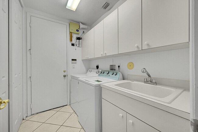 Building Photo - 4627 Windward Cove Ln