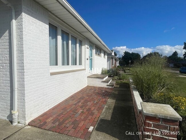 Building Photo - 7626 Sleepy Hollow Dr