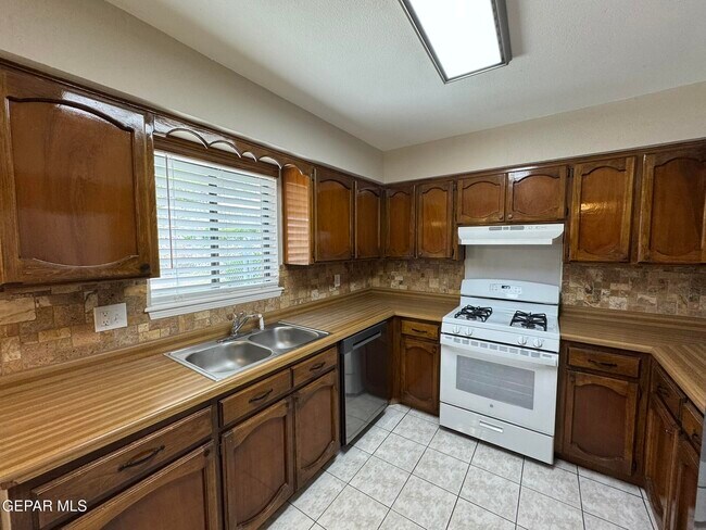 Building Photo - 701 Espolon Dr