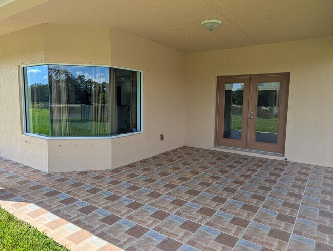Building Photo - 411 SW Vista Lake Dr