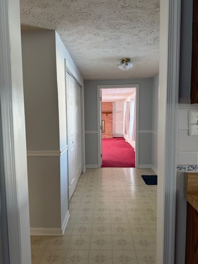 Building Photo - All One Level Living La Plata