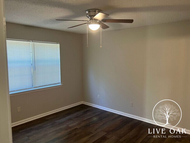 Building Photo - MOVE-IN SPECIAL: $500 OFF 1st MONTH'S RENT!**