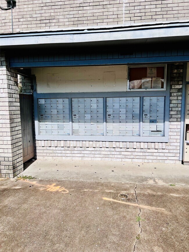 Building Photo - 9797 Leawood Blvd