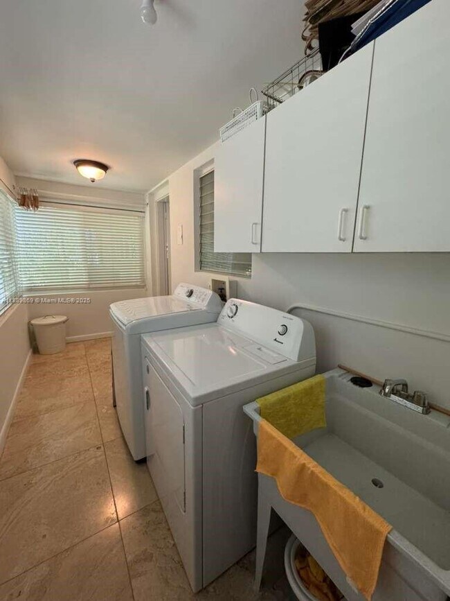 Building Photo - 6015 Pine Tree Dr