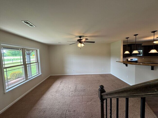 Building Photo - Fenced yard, great location