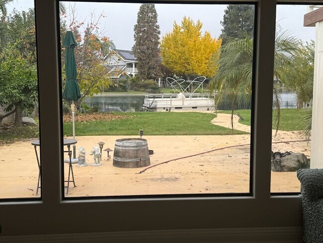 Building Photo - Spacious NW 2 story home locate in The Lakes available soon!